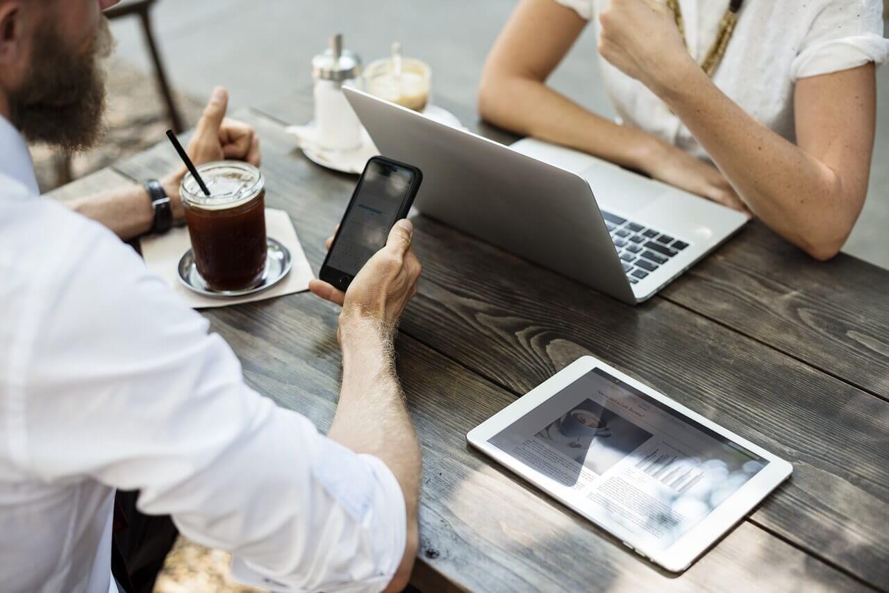 2 peoples meeting over a cup of coffee